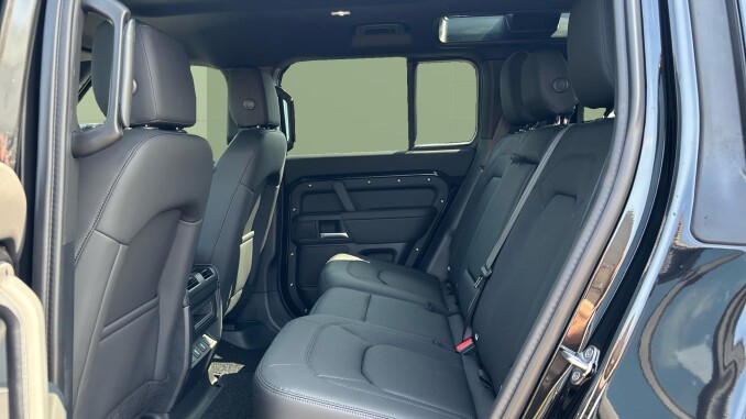 Land Rover Defender 3.0 D250 X-Dynamic SE 110 5dr Auto Diesel Estate - Image 4